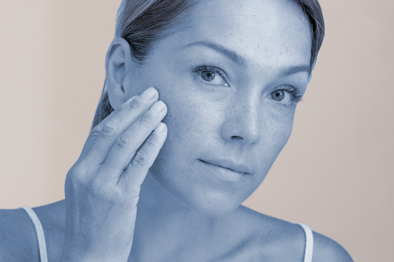 Po wieloletnim zażywaniu preparatów ze srebrem koloidalnym skóra robi się błękitno-sina. Przebarwienia w większości przypadków są trwałe i nieodwracalne