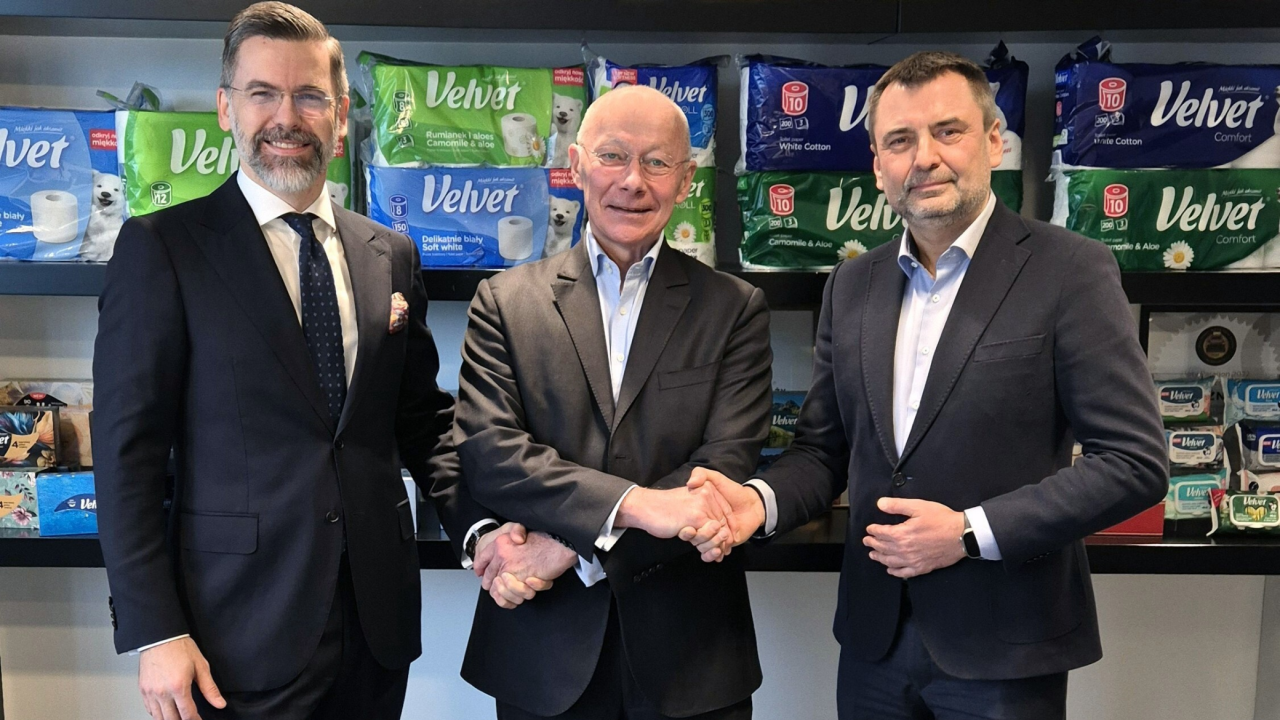 Od lewej: Paweł Bajorek, Thierry Bolloré, Artur Pielak.