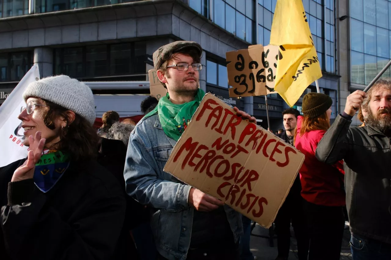 Europejscy rolnicy gromadzą się, by zaprotestować przeciwko umowie UE-Mercosur przed rozmowami handlowymi na szczycie G20 w Brazylii, w Brukseli w Belgii, 13 listopada 2024 r.