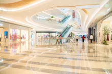 Galeria handlowa (fot. YIUCHEUNG/Shutterstock)