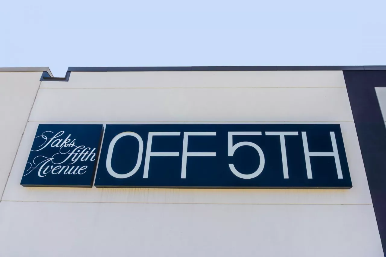 Elewacja sklepu Saks Fifth Avenue w Outlet Collection w Rocky View w Albercie w Kanadzie.