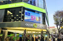 Jeden z flagowych sklepów, Olive Young N Seongsu, ma pięć pięter i szereg dostępnych atrakcji – można skorzystać z zabiegu pielęgnacyjnego, obejrzeć wystawę niemalże artystyczną i napić się kawy.