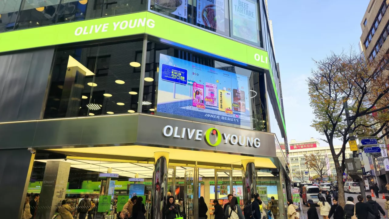 Jeden z flagowych sklepów, Olive Young N Seongsu, ma pięć pięter i szereg dostępnych atrakcji – można skorzystać z zabiegu pielęgnacyjnego, obejrzeć wystawę niemalże artystyczną i napić się kawy.