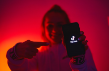 Utrzymujące się znaczenie autentyczności odnosi się zarówno w kontekście twórców, jak i marek