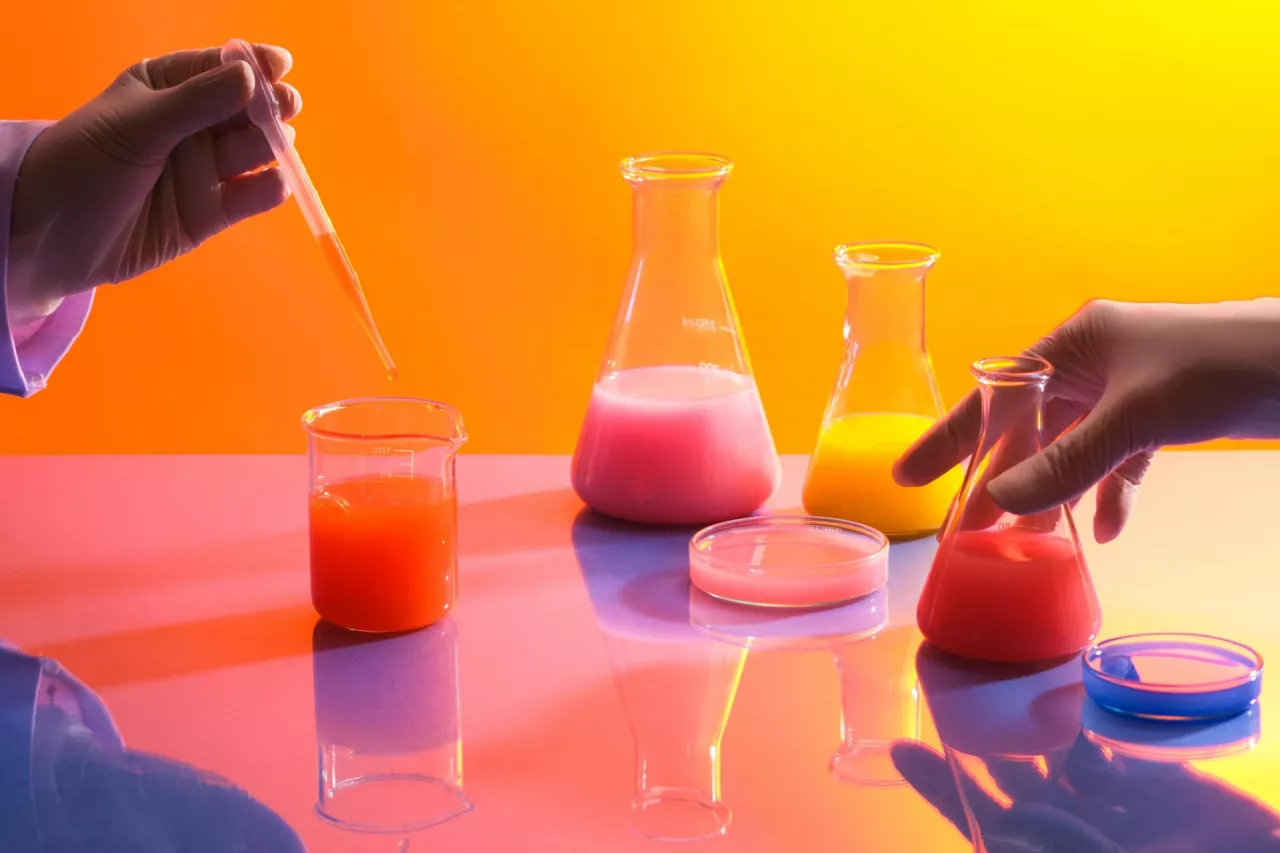 Wejście w życie rozporządzenia Omnibus 2 staje się faktem. Od 1 stycznia 2027 r. produkty kosmetyczne zawierające substancje zakazane na mocy tego aktu lub niespełniające określonych w nim warunków nie będą mogły być wprowadzane do obrotu na terytorium UE