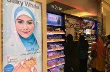 Muzułmanki przeglądają ofertę kosmetyczną halal.