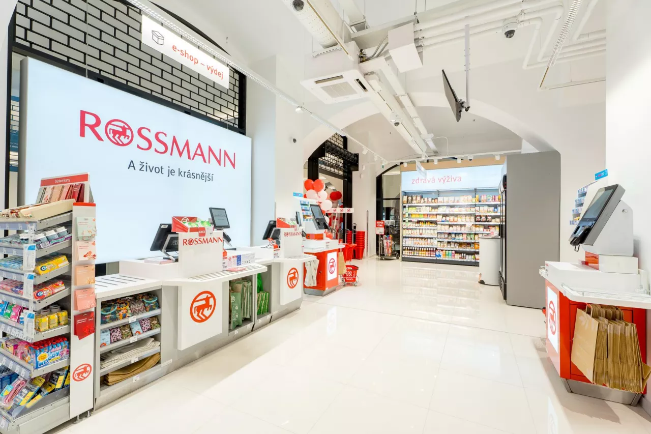 Ekspozycje obejmują różne formaty – od dużych ścian LED we flagowych lokalizacjach po 55-calowe ekrany przy wejściach, w strefach kas i na wystawach. Na zdjęciu: drogeria Rossmann w Czechach.