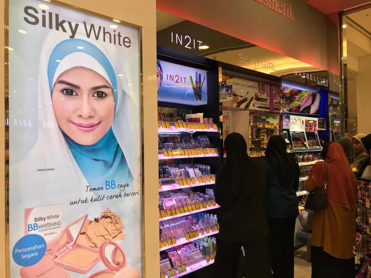 Muzułmanki przeglądają ofertę kosmetyczną halal.