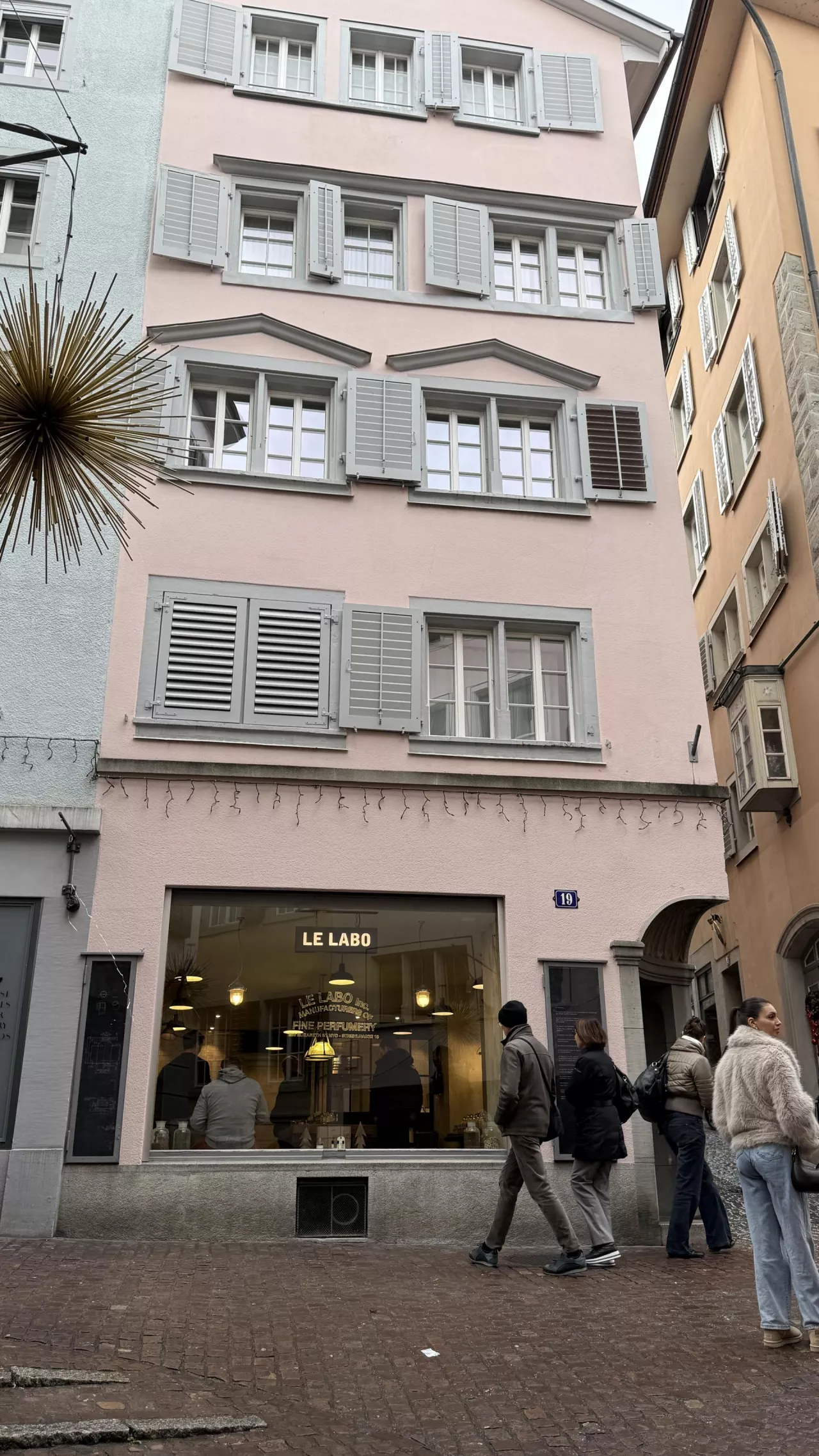 Butik amerykańskiej marki niszowej Le Labo w Zurychu, utrzymany w charakterystycznym ”warsztatowym” stylu