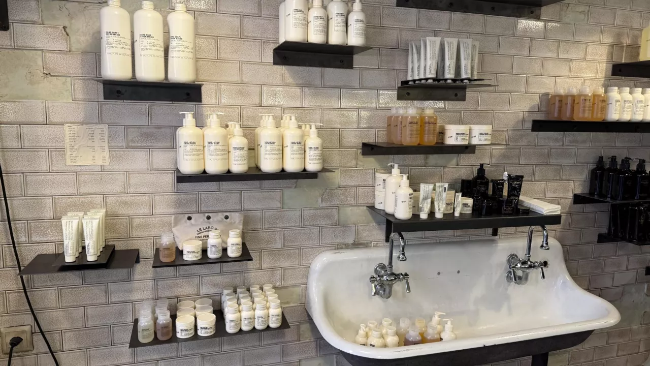 Butik amerykańskiej marki niszowej Le Labo w Zurychu, utrzymany w charakterystycznym ”warsztatowym” stylu