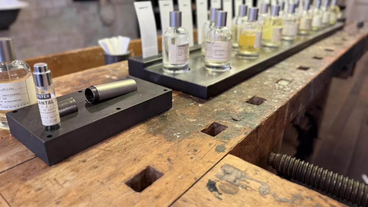 Butik amerykańskiej marki niszowej Le Labo w Zurychu, utrzymany w charakterystycznym ”warsztatowym” stylu