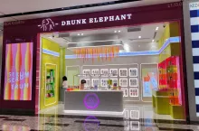 Sklep Drunk Elephant w centrum handlowym TRX Mall.