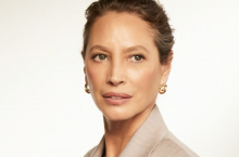 Christy Turlington, jedna z najbardziej ikonicznych postaci w branży fashion, zyskała międzynarodową sławę w erze supermodelek pod koniec lat 80.