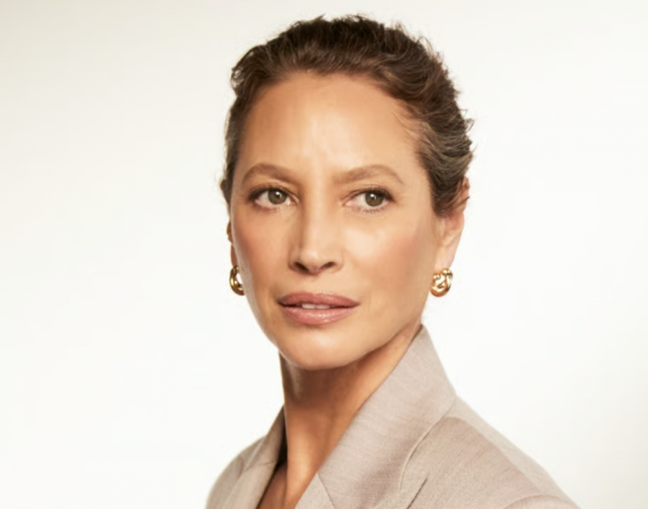 Christy Turlington, jedna z najbardziej ikonicznych postaci w branży fashion, zyskała międzynarodową sławę w erze supermodelek pod koniec lat 80.