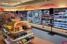 Drogeria DM w CH Łopuszańska 22, Warszawa, szafy makijażowe