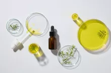 SCCS wskazał m.in., że olejek z drzewa herbacianego jest umiarkowanym alergenem kontaktowym