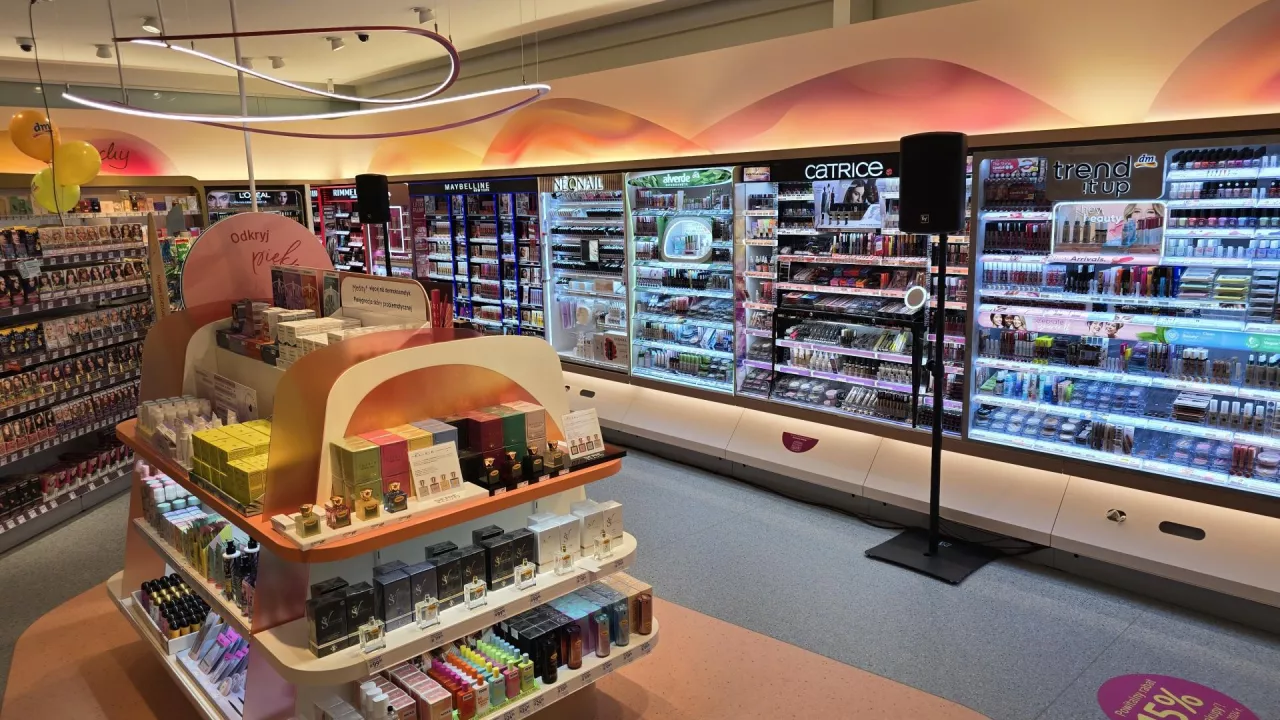 Drogeria DM w CH Łopuszańska 22, Warszawa, szafy makijażowe