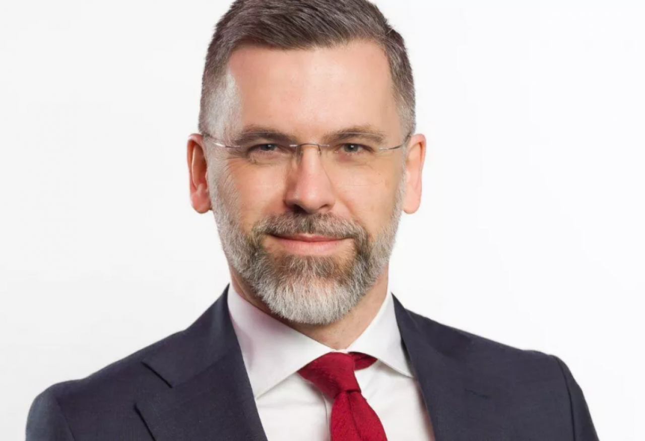 Paweł Bajorek formalnie objął stanowisko prezesa 1 lutego 2026 roku, jednak pracę w spółce rozpoczął już w styczniu. 