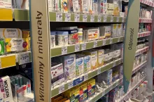 Regał z OTC i suplementami w drogerii DM