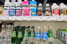 W Rossmannie znajdziemy obecnie napoje w zakręcanych kartonikach lub szklanych butelkach