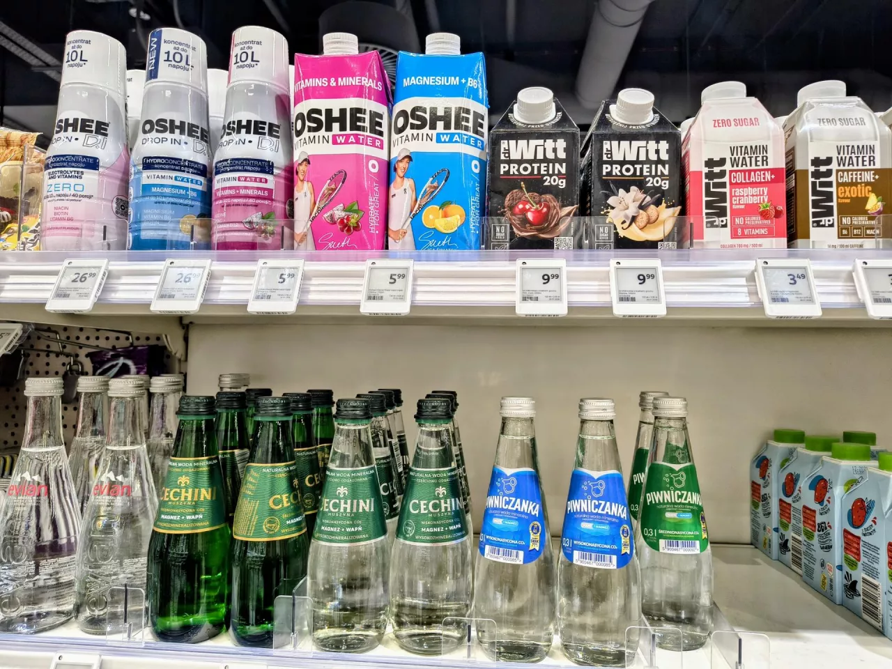 W Rossmannie znajdziemy obecnie napoje w zakręcanych kartonikach lub szklanych butelkach