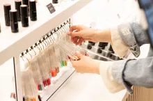 Srebro jest powszechnie stosowane w produktach kosmetycznych jako barwnik w kosmetykach do makijażu, takich jak cienie do powiek, rozświetlacze, lakiery do paznokci 