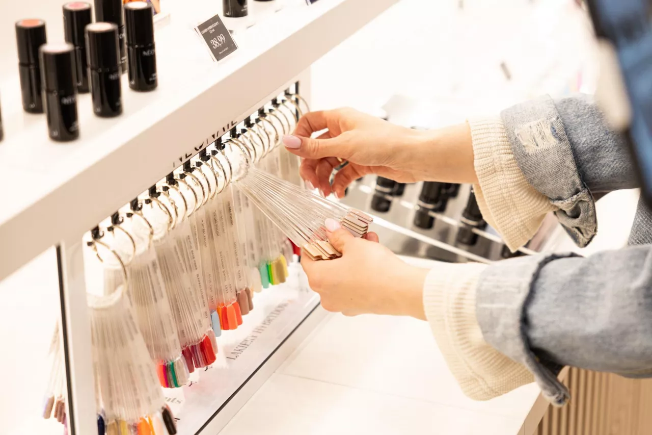 Srebro jest powszechnie stosowane w produktach kosmetycznych jako barwnik w kosmetykach do makijażu, takich jak cienie do powiek, rozświetlacze, lakiery do paznokci 