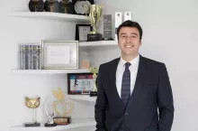 Avon w Polsce współpracuje z ponad 100 tysiącami Konsultantek, które stanowią podstawę modelu sprzedaży bezpośredniej.