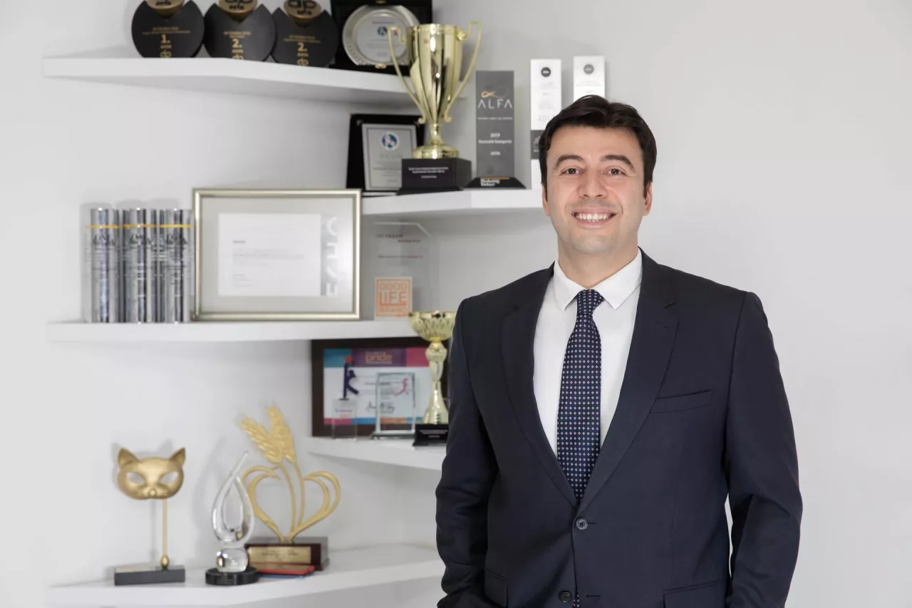 Avon w Polsce współpracuje z ponad 100 tysiącami Konsultantek, które stanowią podstawę modelu sprzedaży bezpośredniej.