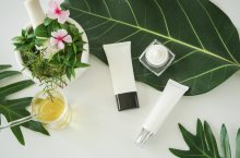 Rok 2025 utrwalił zwrot branży ku naturalnym, wegańskim kosmetykom, jednocześnie otwierając się na innowacyjne rozwiązania w recepturach kosmetycznych