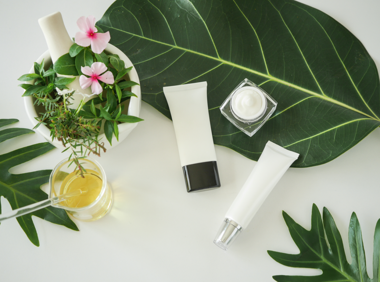 Rok 2025 utrwalił zwrot branży ku naturalnym, wegańskim kosmetykom, jednocześnie otwierając się na innowacyjne rozwiązania w recepturach kosmetycznych