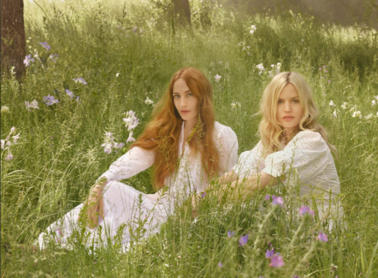 Wybór sióstr Jagger na liderki kampanii wiosna/lato 2026 nie jest przypadkowy