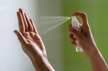 Perfumy bez etanolu? Dzięki nanoenkapsulacji, perfumy bezalkoholowe w 2026 roku potrafią utrzymać się na skórze równie długo, co ich alkoholowe odpowiedniki