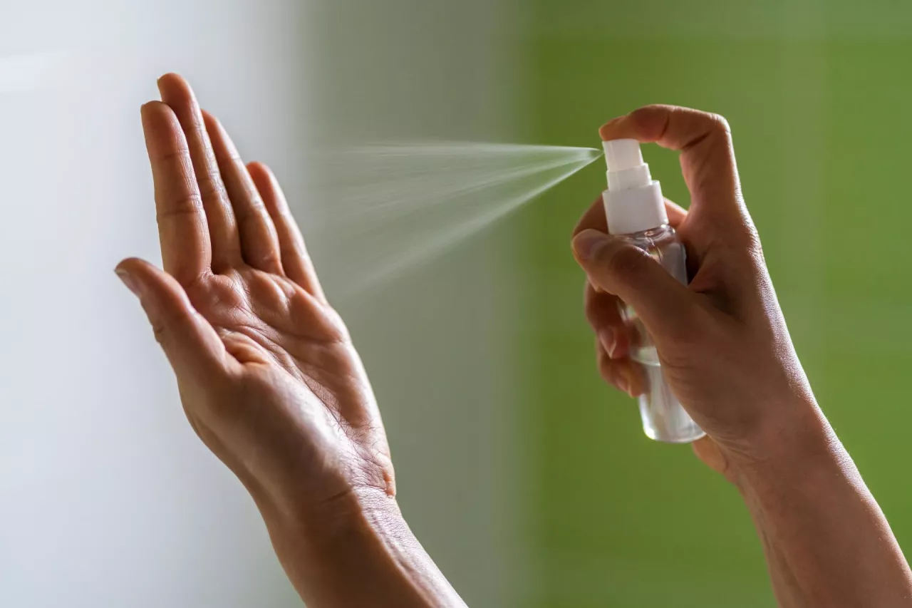 Perfumy bez etanolu? Dzięki nanoenkapsulacji, perfumy bezalkoholowe w 2026 roku potrafią utrzymać się na skórze równie długo, co ich alkoholowe odpowiedniki