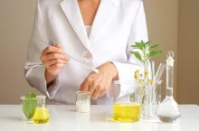 Nota wyjaśniająca opublikowana przez Cosmetics Europe ma na celu ujednolicenie podejścia branży do interpretacji przepisów dotyczących alergenów zapachowych, wynikających z Rozporządzenia Komisji (UE)