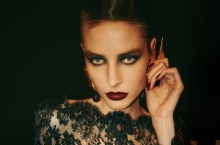 Czerwień na ustach nigdy nie wychodzi z mody, ale tegoroczne wybiegi pokazały jej nowoczesną twarz – od głębokiego burgundu po krwistą czerwień o rozmytych konturach