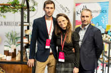 Stoisko firmy Słomiana Pracownia podczas Forum Branży Kosmetycznej, pośrodku - Anna Zawistowska