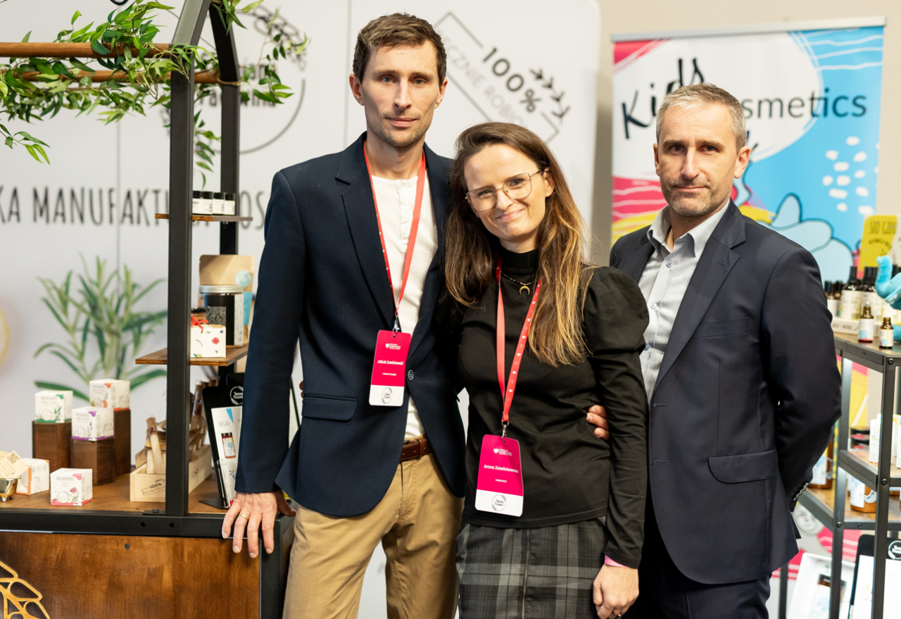 Stoisko firmy Słomiana Pracownia podczas Forum Branży Kosmetycznej, pośrodku - Anna Zawistowska