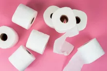 Choć Japonia jest w dużej mierze samowystarczalna w produkcji artykułów higienicznych, konsumenci – pomni doświadczeń z poprzednich kryzysów – zaczęli masowo opróżniać półki sklepowe, robiąc zapasy m.in. papieru toaletowego