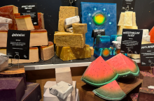 Choć 65 proc. produktów Lush sprzedawanych jest bez opakowań, firma została uderzona nowymi regulacjami EPR