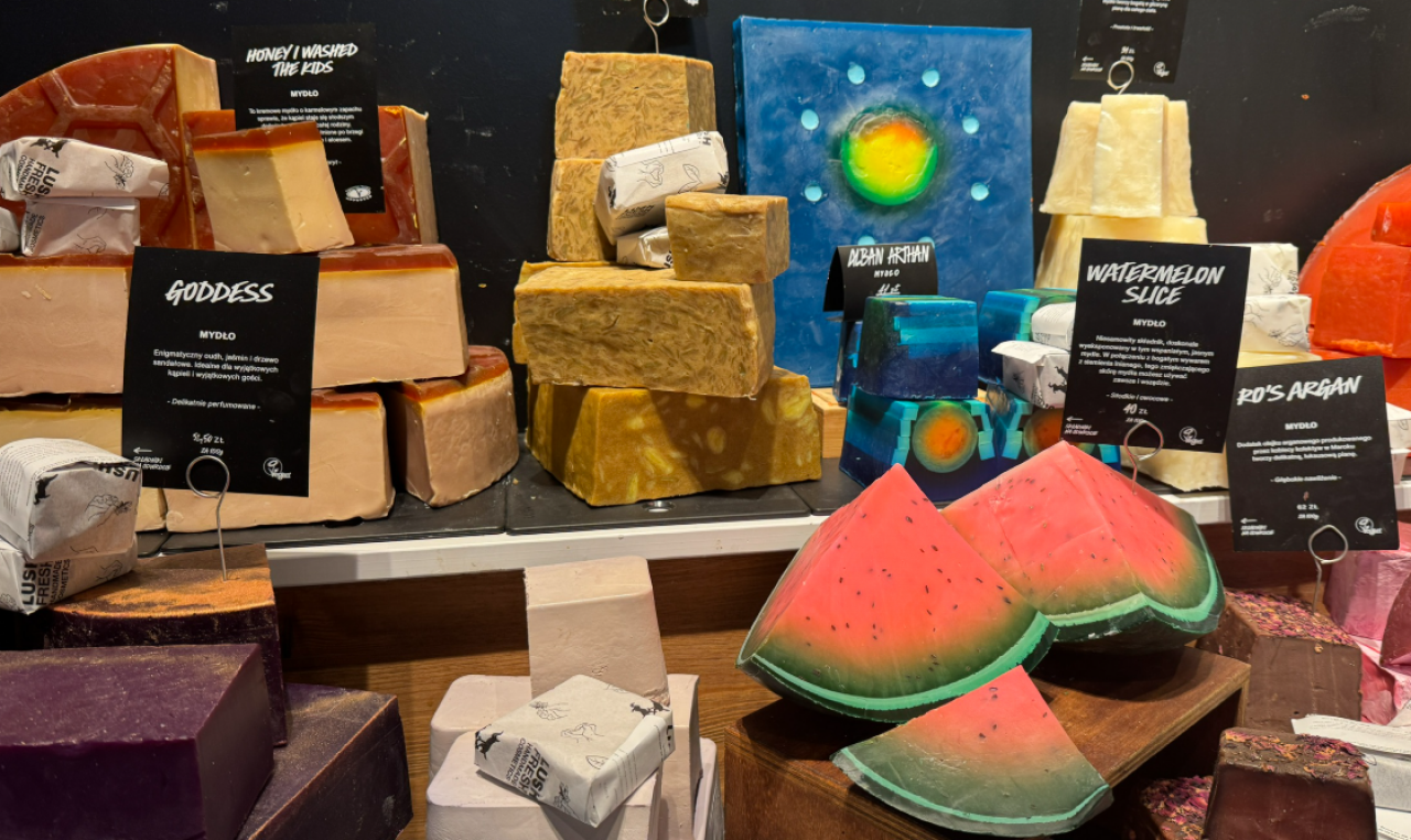 Choć 65 proc. produktów Lush sprzedawanych jest bez opakowań, firma została uderzona nowymi regulacjami EPR