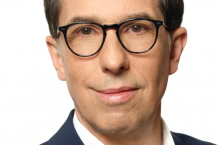 Wzrost całkowitego wynagrodzenia Nicolasa Hieronimusa o ponad 13 proc. r/r jest sygnałem dla rynku, że w dobie polikryzysu stabilne przywództwo jest warte każdej ceny