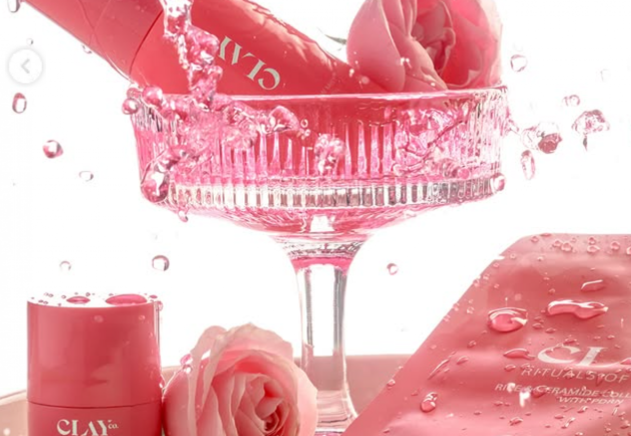 Clayco operuje <strong>w segmencie masstige</strong>, oferując produkty w cenach ok. 6,50 – 15 dol.