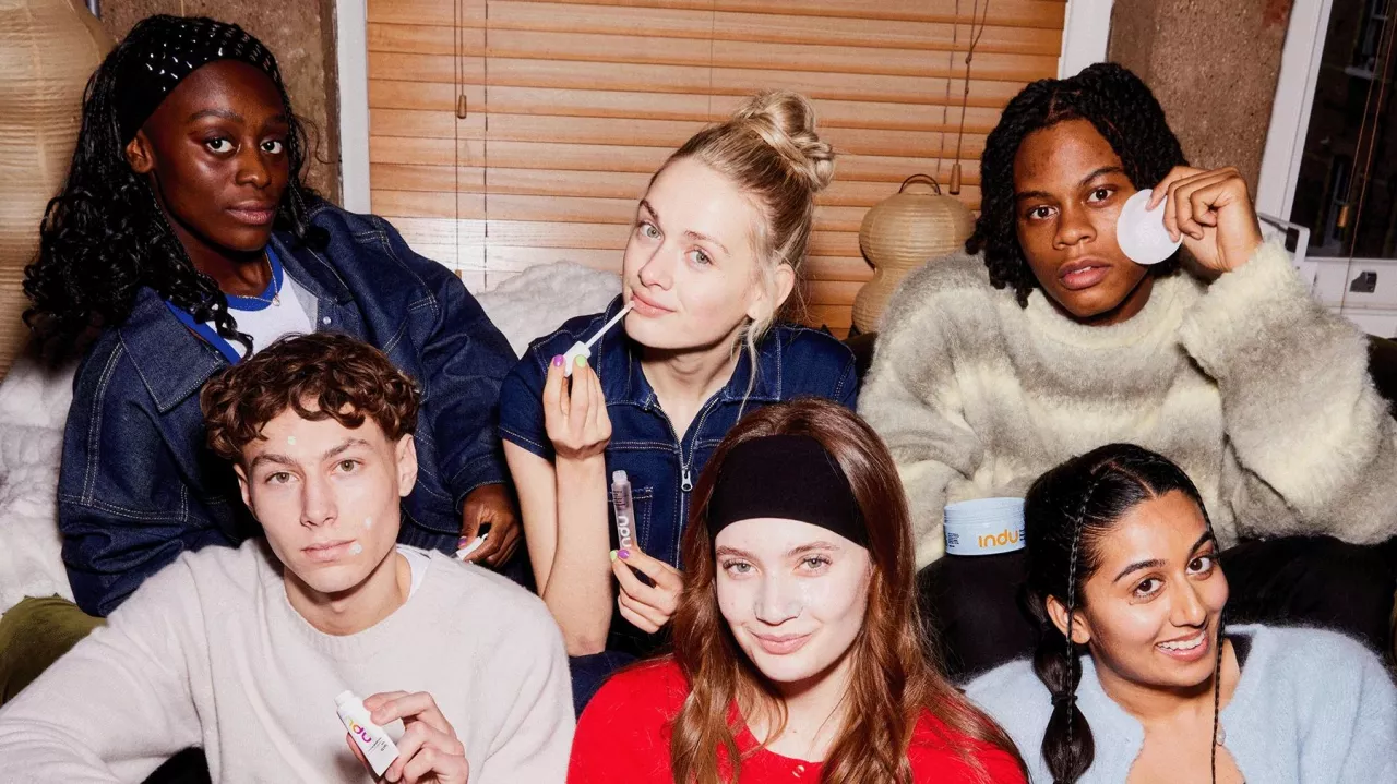 Trądzik i presja wyglądu. indu zmienia narrację z nową kampanią (fot. indu)
