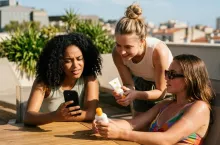 Przeszło 1/3 przedstawicieli pokolenia Z czerpie wiedzę od influencerów z TikToka i Instagrama