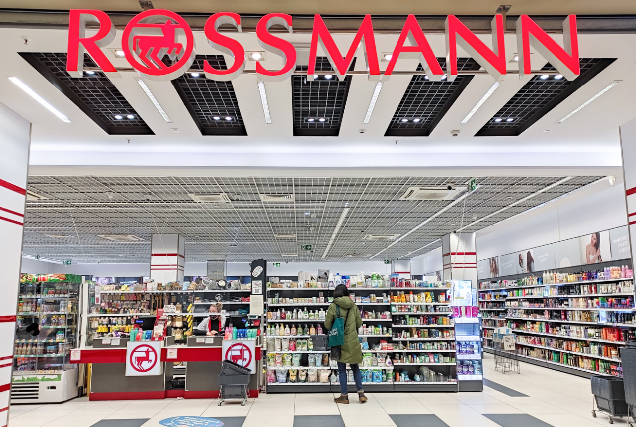Z obrotami na poziomie 16,6 mld euro i stabilnym wzrostem, Rossmann wchodzi w rok 2026 jako firma w fazie transformacji z tradycyjnego detalisty w nowoczesny ekosystem handlowy