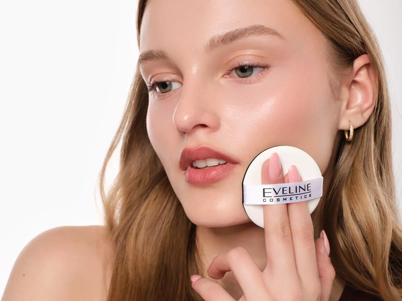 Eveline Cosmetics odpowiada na trendy: od odbudowy bariery hydrolipidowej, po longevity i K-beauty make-up
