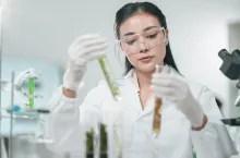 Konsumenci wymuszają zmiany w beauty. Marki inwestują w biotech