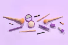 Fiolet nowym różem? Beauty i moda stawiają na kolor sezonu (fot. Shutterstock)