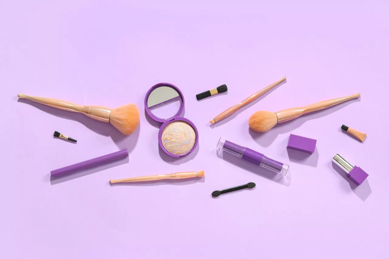 Fiolet nowym różem? Beauty i moda stawiają na kolor sezonu (fot. Shutterstock)